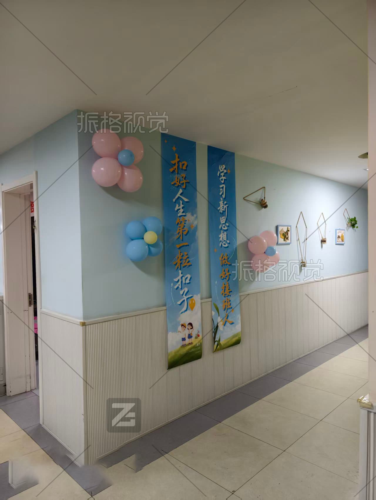 山东省妇女儿童中心走廊气球花朵与蓝色文化条幅布置实景