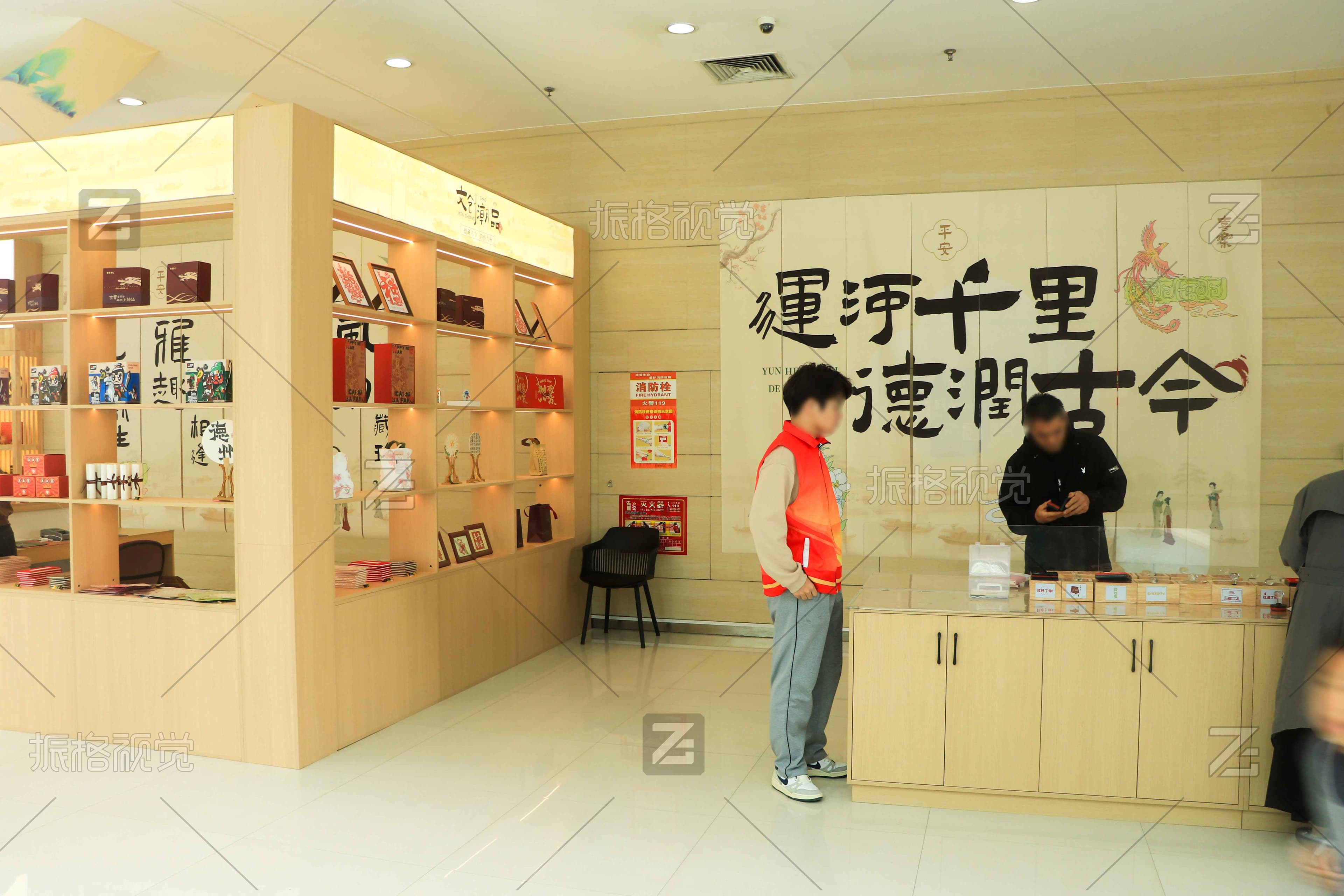 德州市博物馆文创品店商品展柜与收银区完工实景