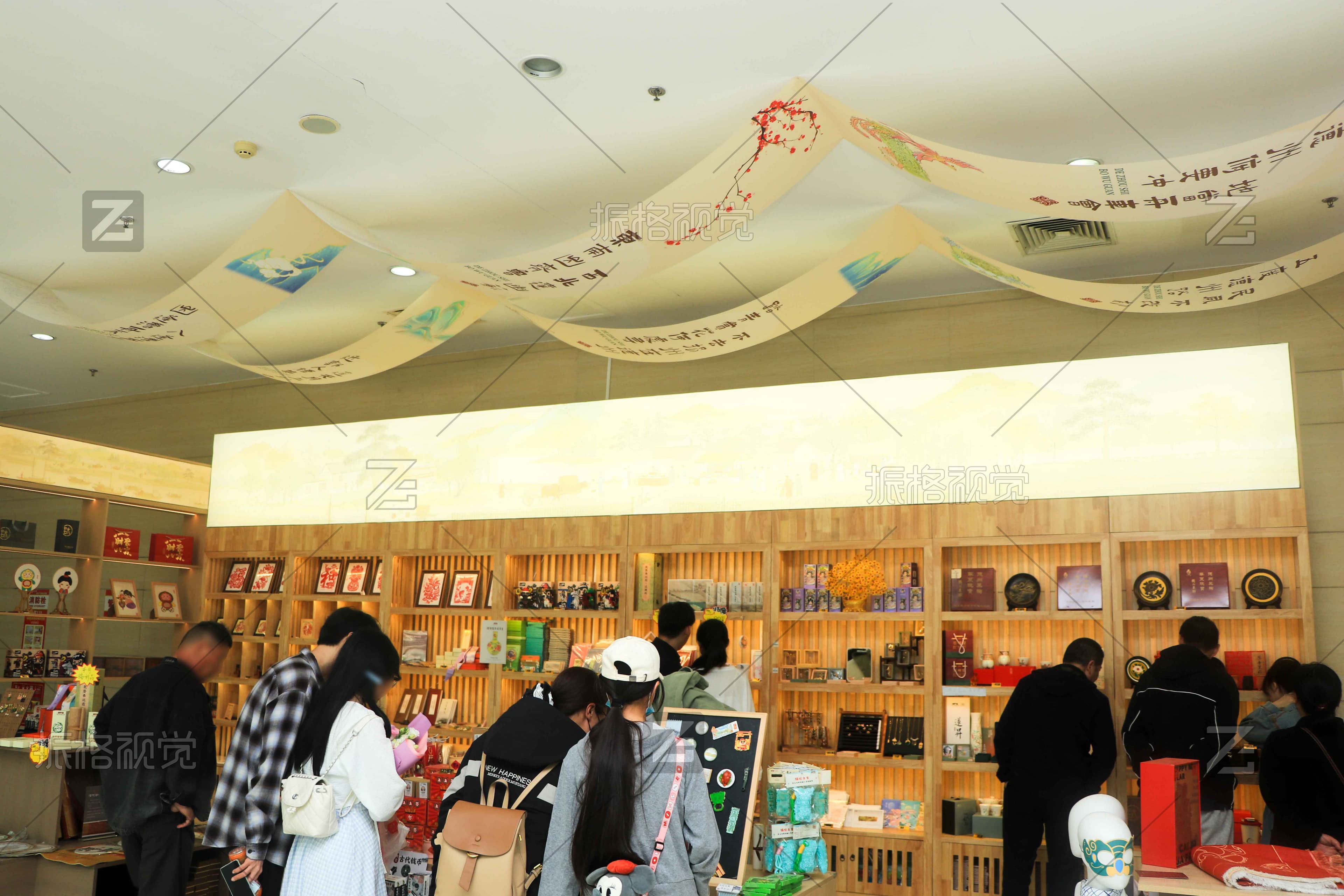 德州市博物馆文创品店顾客浏览商品与长卷吊顶整体实景