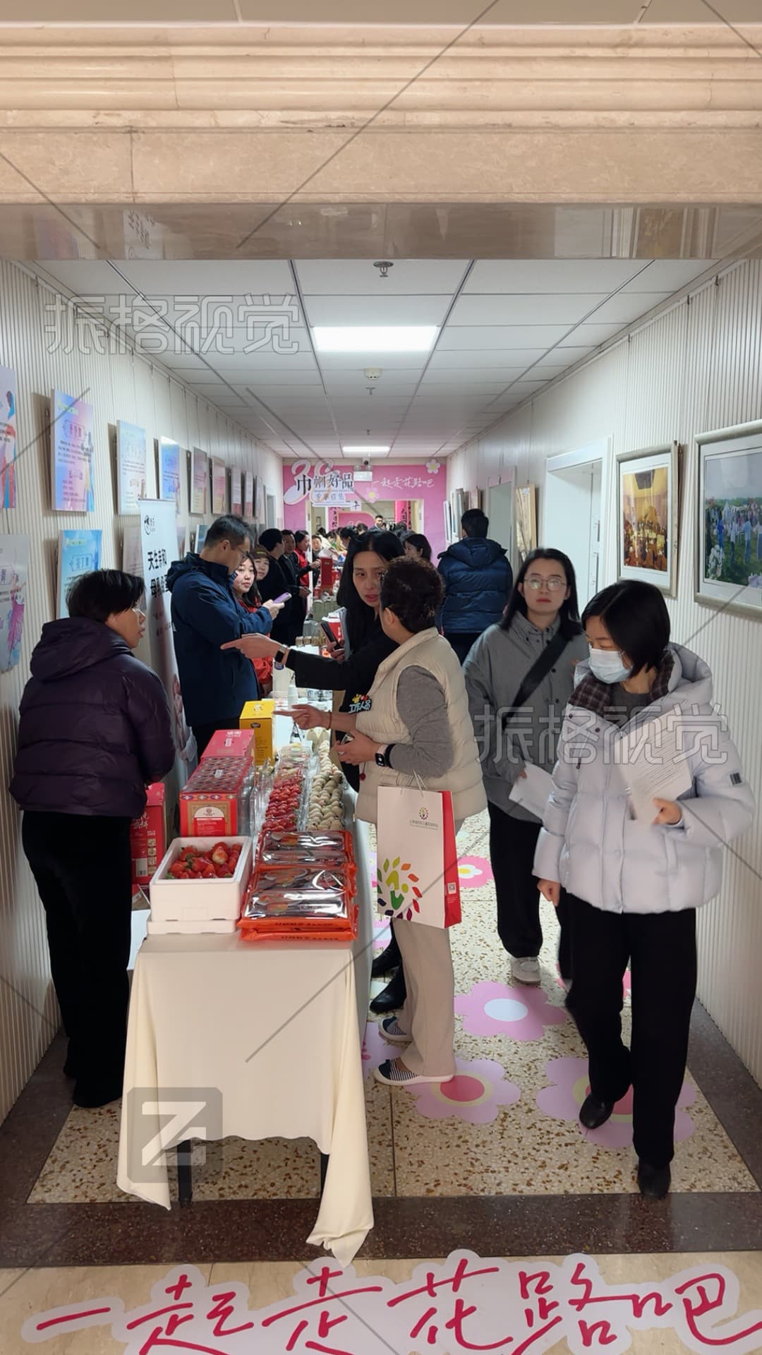 芳华雅集长廊市集摊位与参与者活动现场