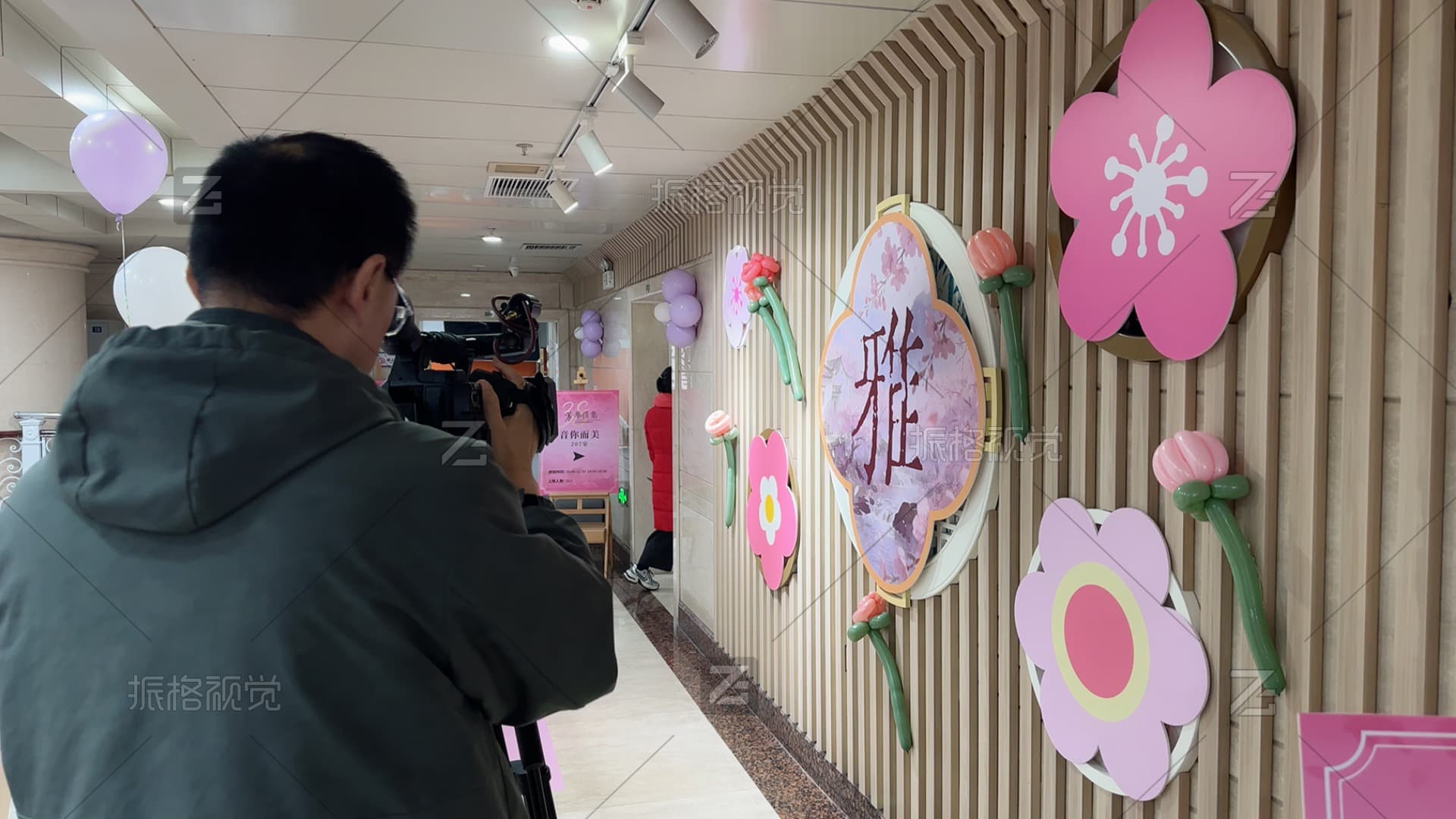 芳华雅集花朵与雅字主题走廊装置拍摄现场